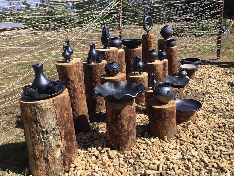«Soenga» mostra cozedura tradicional da louça de barro negro de Molelos