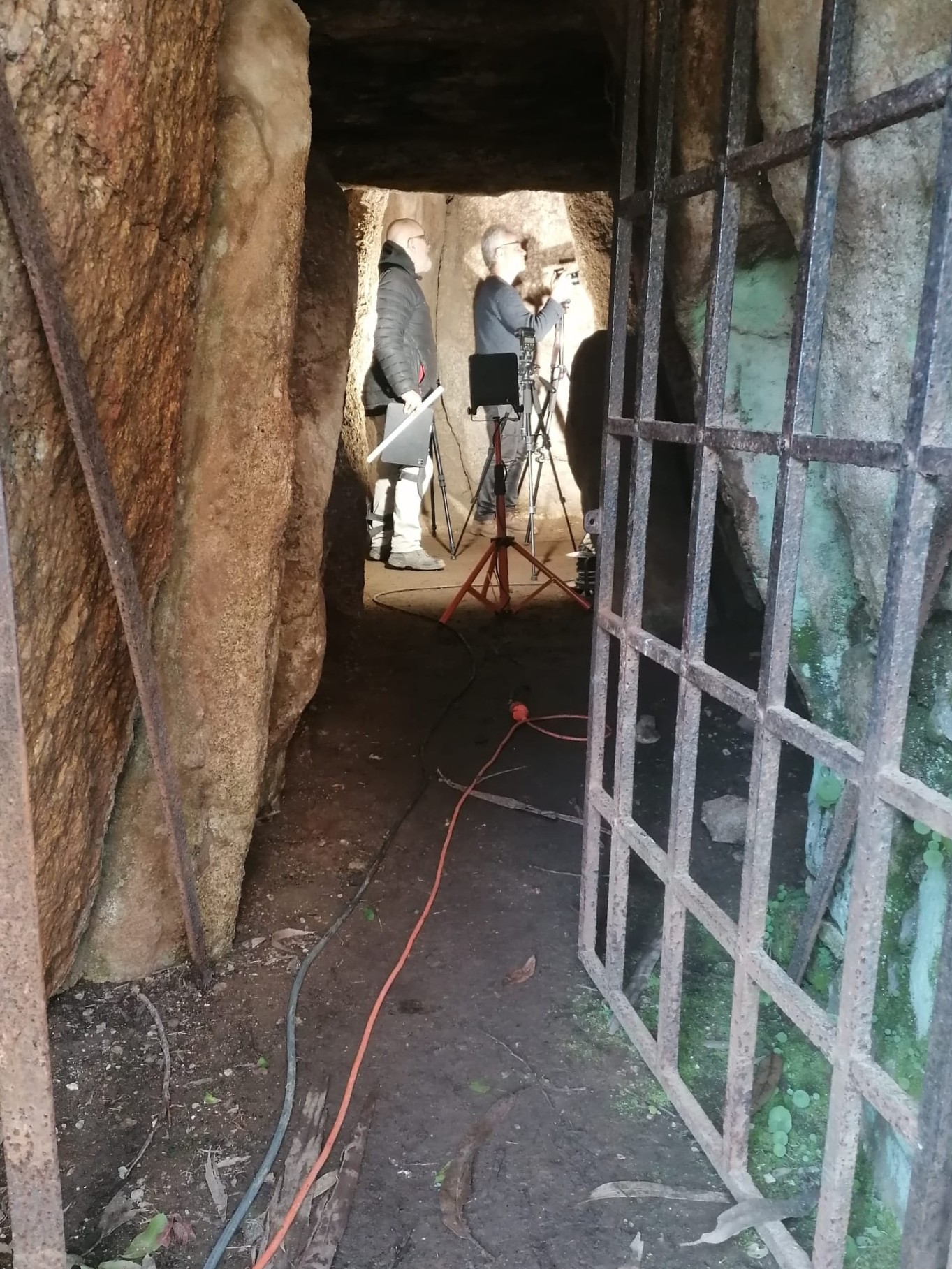 Investigadores na Arquinha da Moura